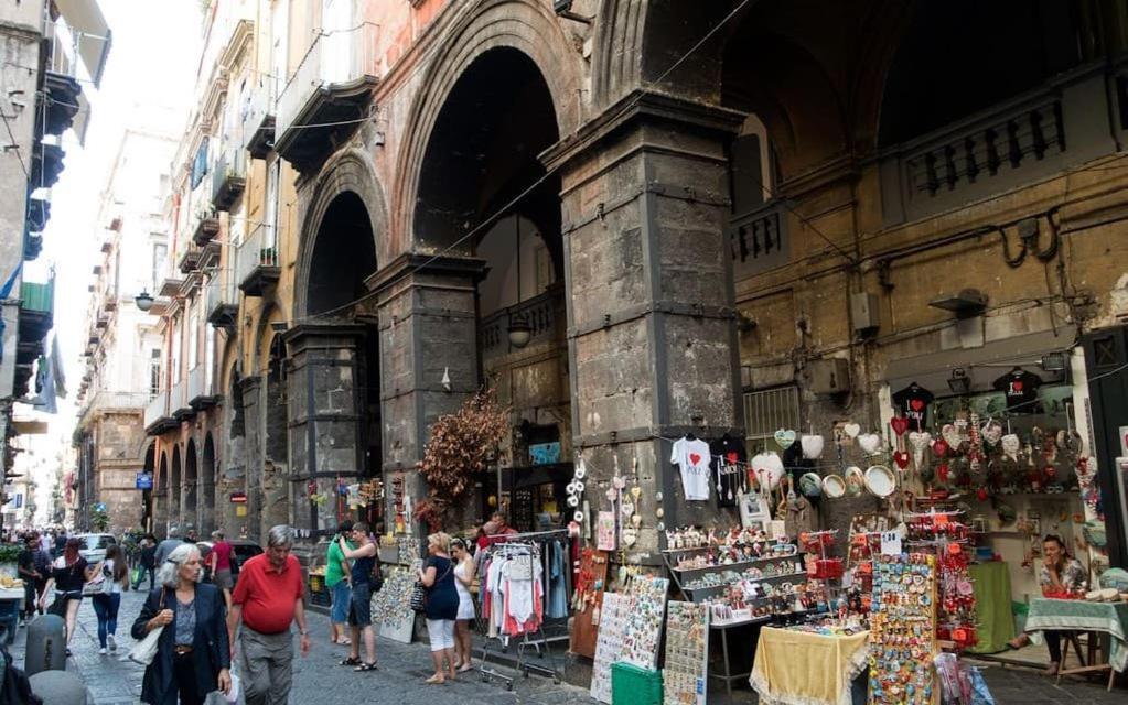 B&B Spaccanapoli A Due Passi Da Via Tribunali المظهر الخارجي الصورة